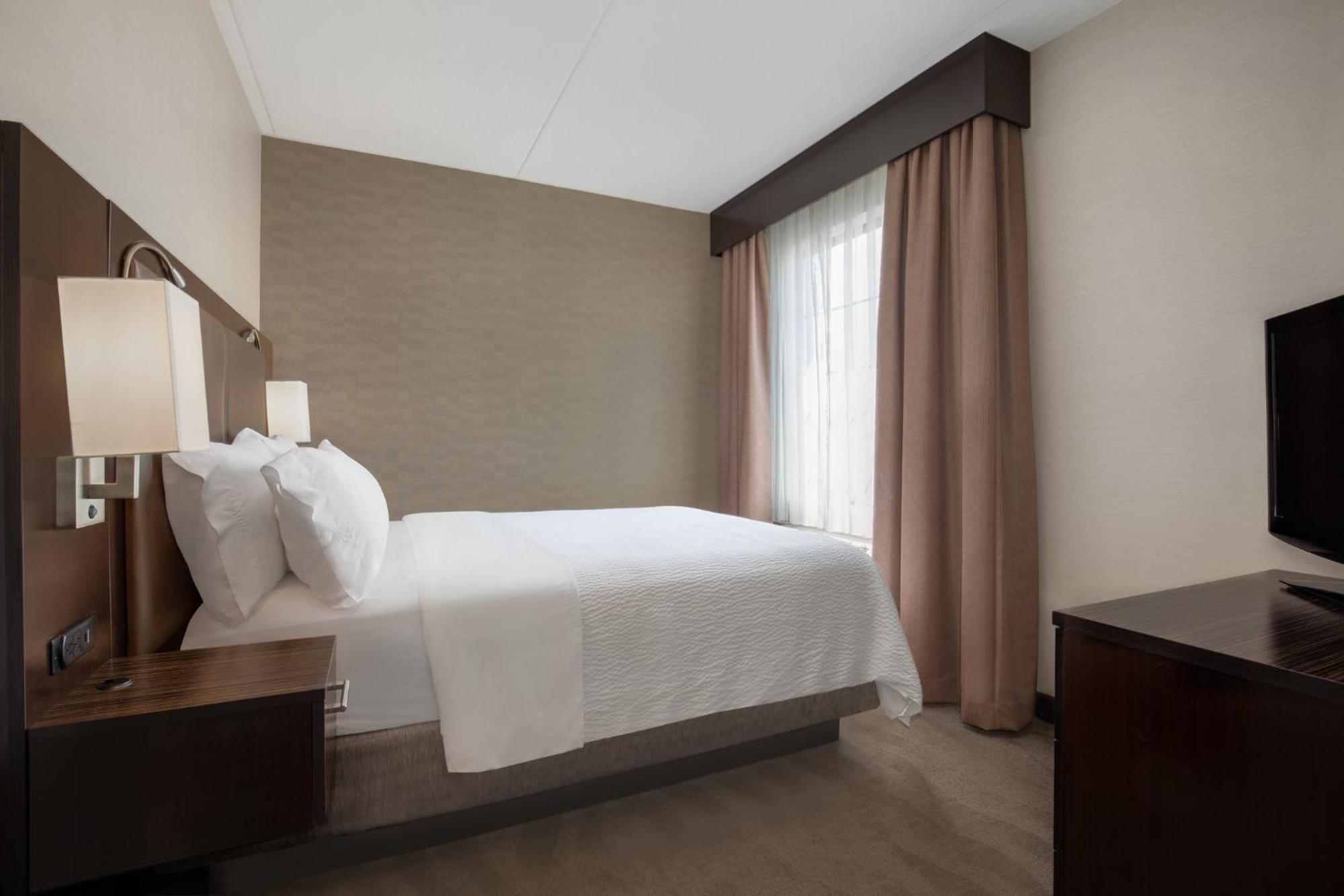 Holiday Inn Express Hotel & Suites Barrie By Ihg Exterior photo