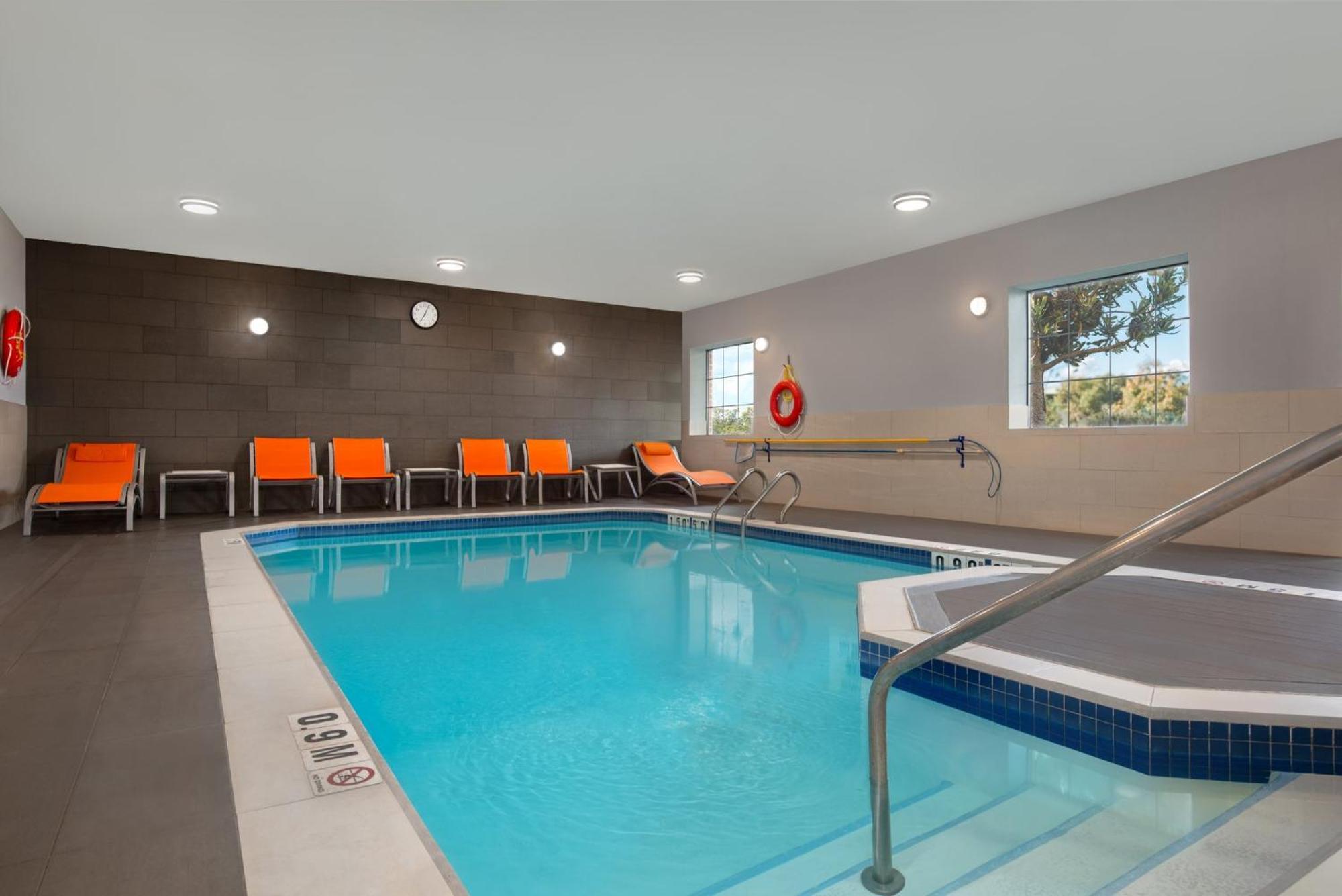 Holiday Inn Express Hotel & Suites Barrie By Ihg Exterior photo